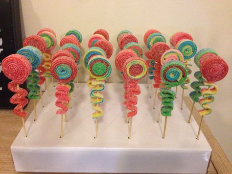 Lolly Pop Bouquet, Boutique Patisserie, Market Day Ideas, Candy Kabobs, Idee Babyshower, Sweet Trees, Candy Birthday Party, Candy Sticks, Candy Crafts