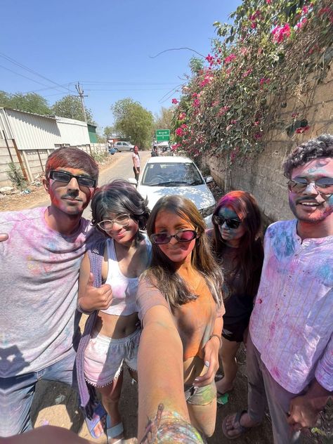 Holi Colours Indian festival Teen fun Holi Candid Pictures, Holi Make Up Look Indian, Holi Group Photo, Holi Party Aesthetic, Desi Holi Aesthetic, Indian Holi Aesthetic, Holi Aesthetic Photos, Holi Poses With Best Friend, Holi Aesthetic Pictures With Friends