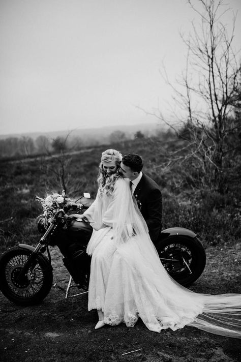 bride groom motor Vintage Black And White Wedding, Harley Davidson Wedding, Motorcycle Wedding, Vintage Black And White, Black And White Wedding, Wedding Picture, Styled Shoot, Wedding Pictures, Bride And Groom