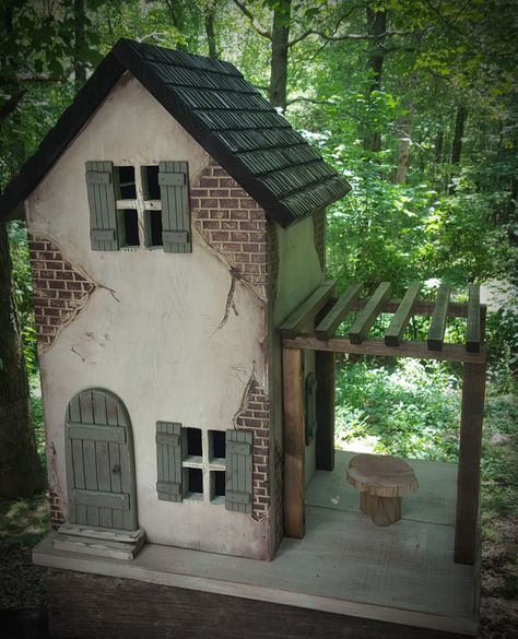 Small Wooden Houses Craft Christmas, Primitive Houses, Fairy House Crafts, Bird Houses Ideas Diy, Scrap Wood Crafts, Small Wooden House, Wood Houses, Wood Block Crafts, Wood Craft Projects