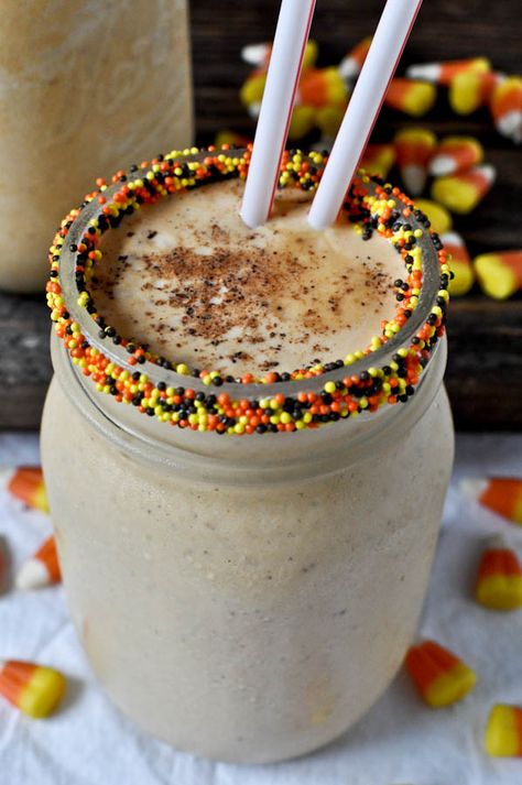 Alcoholic pumpkin pie milkshakes YUM Pumpkin Drink, Shake It Up, Pumpkin Carving Party, Desserts Vegan, Spa Water, Think Food, 5 O Clock, Milkshakes, Adult Beverages