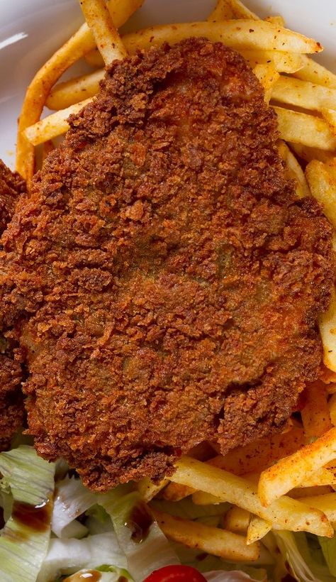 Air fryer breaded beef schnitzel recipe. Learn how to fry yummy and crispy beef schnitzel in an air fryer. #airfryer #schnitzel #beef #dinner #homemade #magicskilletrecipes Beef Schnitzel, Char Siu Pork Recipe, Simmering Pot, Schnitzel Recipe, Cheesy Macaroni, Schnitzel Recipes, Veal Cutlet, Dinner Homemade, Cooking Tricks