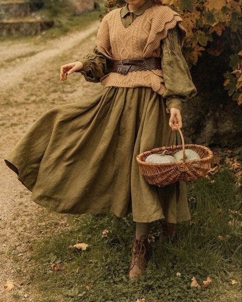 Anne Of Green Gables Fashion, Hobbit Picnic, Hobbit Core, Hobbit Aesthetic, Vintage Halloween Costumes, Hobbit Party, Cute Profile, Ren Faire Costume, Cottage Witch