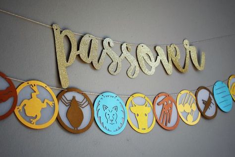 Passover Printables, Passover Decor, Passover Table Decorations, 10 Plagues Of Egypt, Passover Ideas, Passover Table Setting, Passover Meal, Passover Crafts, Biblical Feasts