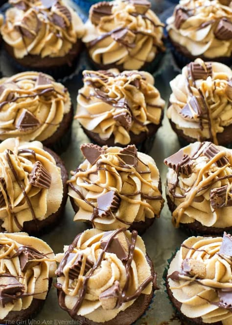 Reese's Peanut Butter Cupcakes - stuffed with Reese's Peanut Butter Cups and topped with a peanut butter frosting. the-girl-who-ate-everything.com Reeses Peanut Butter Cupcakes, Cupcakes Stuffed, Chocolate Peanut Butter Cupcakes, Nutella Cupcakes, Creamy Frosting, Reese's Peanut Butter Cups, Peanut Butter Cupcakes, Butter Cupcakes, Gourmet Cupcakes