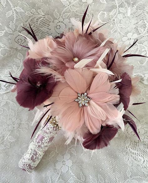 11 Wedding Bouquet Ideas | Tips & Advice | Pink Book Weddings Bouquet Alternatives, Vintage Bridal Bouquet, Alternative Wedding Bouquet, Unique Bridal Bouquets, Unique Wedding Bouquet, Feather Bouquet, Traditional Weddings, Bridal Brooch Bouquet, Bridal Bouquet Flowers