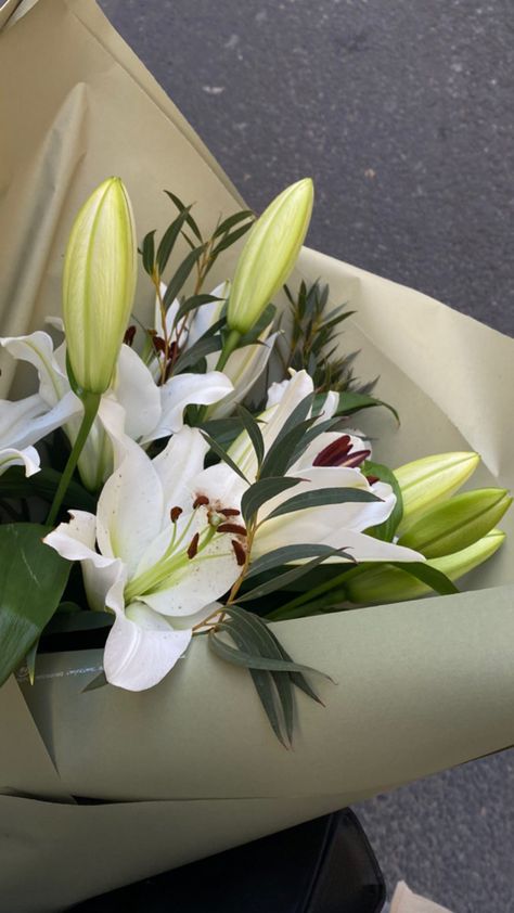 Lily Bucket Flower, White Lily Bouquet, White Lily Flower, Lily Wallpaper, Luxury Flower Bouquets, Lily Bouquet, Boquette Flowers, Lily Flowers, Nothing But Flowers