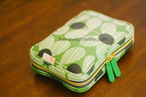 Orla Kiely Bags, Purse Essentials, Pouch Tutorial, Purse Organizer, Makeup Bag Organization, Sanitary Pads, My Purse, Light Of Life, Purse Organization