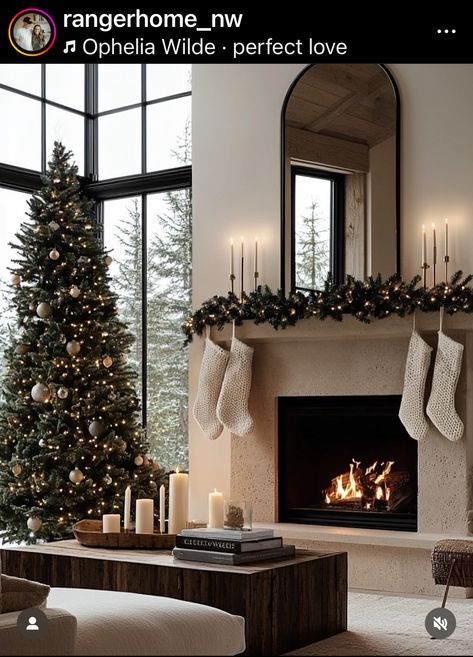 Modern Organic Home, Luxury Christmas Decor, Organic Living Room, Chic Christmas Decor, Minimalist Christmas Decor, Modern Christmas Decor, Holiday Table Settings, Christmas Decorations Bedroom, Modern Organic