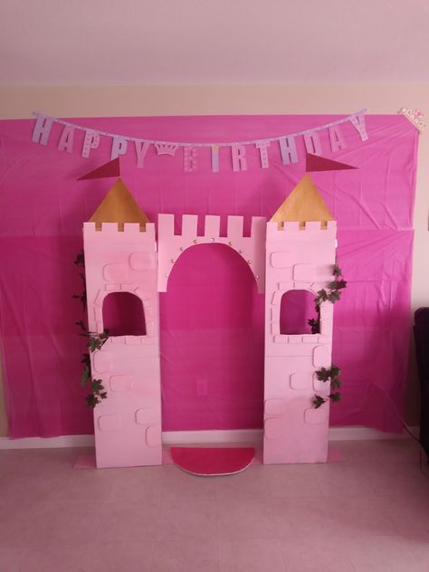 Princess Party Castle Backdrop, Castle Party Backdrop, Castle Doorway Decoration, Princess Birthday Backdrop Ideas, Diy Disney Princess Decorations, Princess Castle Decorations Party, Simple Princess Party Ideas, Princess Party Photo Backdrop, Princess Castle Cardboard