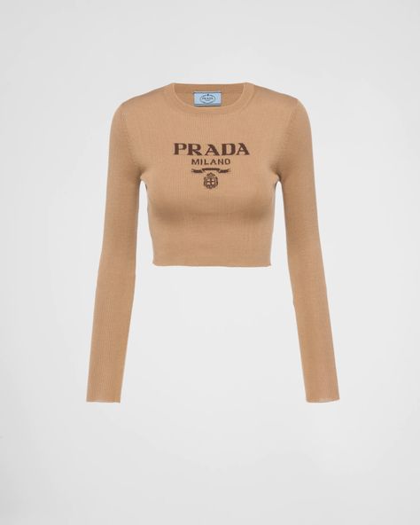 Pragmatism and everyday life inspire a series of simple silhouettes that contrast with eclectic ensembles and eye-catching garments, creating new languages and balances. Defined by its slim-fit silhouette and ribbed knit, this long-sleeved crop top is made of silk and features the intarsia lettering logo on the front. Prada Clothes Women, Prada Clothes, Slippers Outfit, Prada Top, Logo Women, Silk Sweater, Lettering Logo, Casual Street Style, Knitwear Women