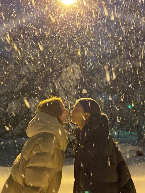 Winter Duo Pictures, Leavenworth Aesthetic, Wlw Winter Aesthetic, Snow Pictures With Friends, Christmas Best Friend Pictures, Snowy Couple Pictures, Cute Christmas Couple Pictures, Kissing In The Snow, Wlw Christmas