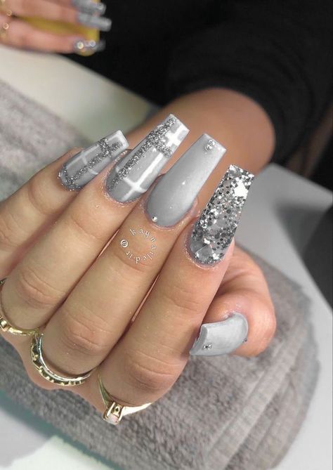 Simple Elegant Nails Acrylic, Silver Nail Designs For Wedding, Grey White Nails Design, Gray Nails With Rhinestones, Grey Winter Nails Acrylic, Grey And Silver Nail Designs, Christmas Nails Elegant Silver Glitter, Grey Nails With Rhinestones, Burgundy And Grey Nails