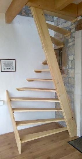 Koti Diy, Tiny House Stairs, Diy Staircase, Loft Stairs, Attic Stairs, Stair Case, Attic Rooms, House Stairs, Spiral Staircase