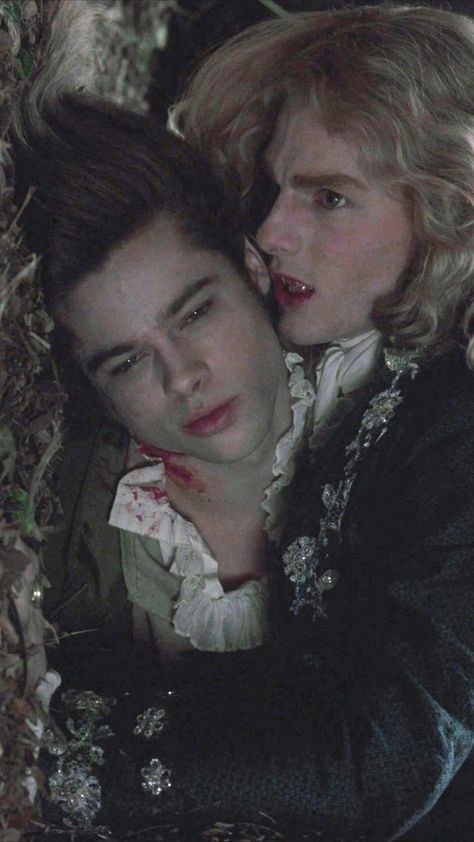 Louis & Lestat - Interview with the Vampire (1994). "The dark gift was wasted on this one... Louis was a simple soul, too simple to appreciate what Lestat gave to him." Lestat And Louis, Vampire Bites, Queen Of The Damned, Hot Vampires, The Vampire Chronicles, Vampire Love, Vampire Movies, Vampires And Werewolves, Vampire Art