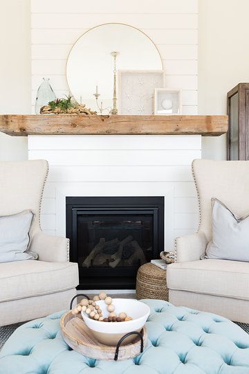 White shiplap fireplace with wood mantel Design Camino, Rooms Decoration, Shiplap Fireplace, Wood Mantels, Fireplace Remodel, Home Fireplace, Fireplace Makeover, Family Room Decorating, Family Room Design