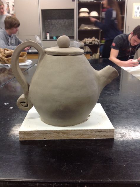 Hand built Tea Pot still drying. High School Ceramic class. Coil Tea Pot, Teapot Shapes, Advanced Pottery, Ceramic Tutorials, Ceramic Lessons, Pottery Idea, High School Ceramics, Clay Lesson, Coil Pots