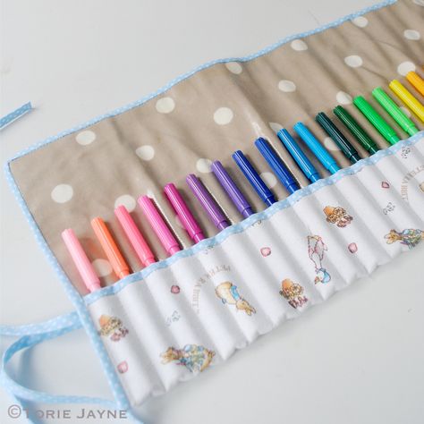 Roll up pen case tutorial | par toriejayne Eyeglass Cases Tutorial, Peter Rabbit Fabric, Pencil Roll, Diy Pencil, Zipper Pouch Tutorial, Pouch Tutorial, Bags Tutorial, Diy Couture, Pen Case