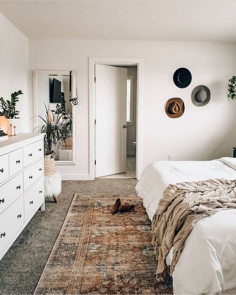 Loloi Rugs on Instagram: “Durable, affordable, remarkable. @theblushhome chose the Loren rug in brick + multi. (Rug: Loren LQ-14 Brick / Multi) #TheLoloiLook” Brown Carpet Bedroom, Quiz Buzzfeed, Grey Benches, Mid Century Modern Dining Room, Dining Room Furniture Modern, Apartment Goals, Bedrooms Ideas, Bohemian Bedroom, Master Bedrooms Decor