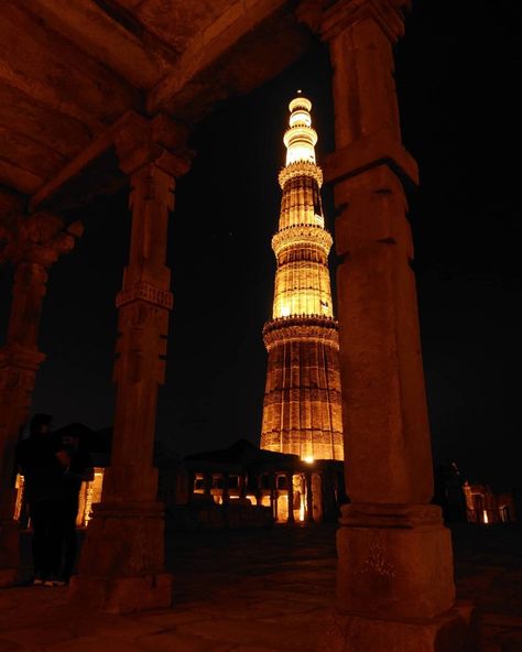 The Qutb Minar, also spelled as Qutub Minar and Qutab Minar, is a minaret and "victory tower" that forms part of the Qutb complex. Qutub Minar Night, Qutub Minar Aesthetic, Qutub Minar Photography, Delhi Winter, Delhi Trip, Qutab Minar, Qutb Minar, Delhi Photography, Iit Delhi