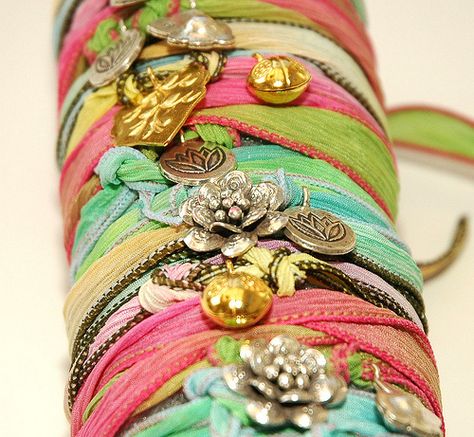 Ribbon Bracelet Diy, Silk Wrap Bracelets, Ribbon Bracelet, Ribbon Bracelets, Diy Collier, Diy Jewlery, Bracelets Diy, Fabric Houses, Summer Bracelets