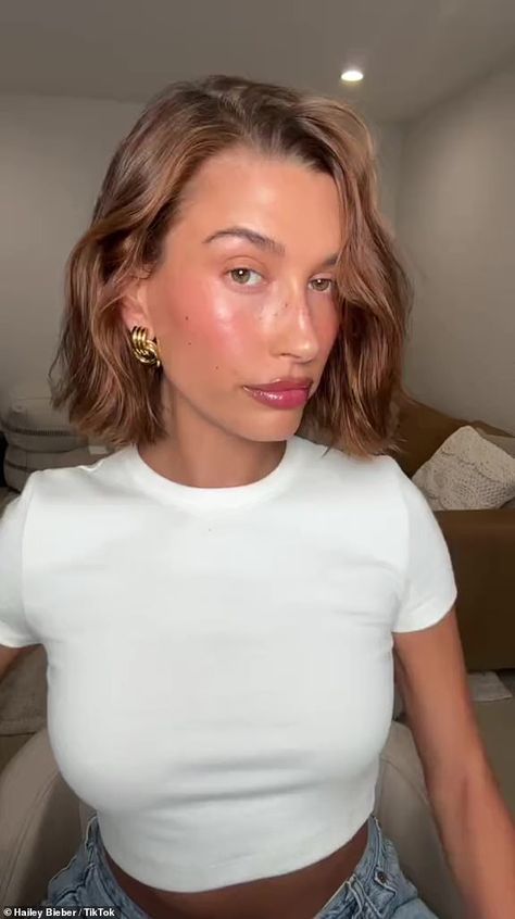 Hairstyles For All Hair Types, Chic Short Hair, Pretty Hair Color, Haircuts For Medium Hair, Hailey Bieber, All Hair Types, Aesthetic Hair, Looks Style, Trendy Hairstyles