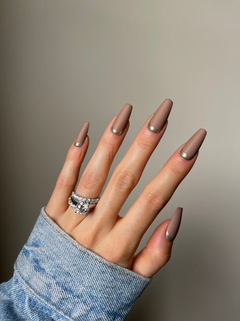 Nails Acrylic Matte Brown, Cuffing Nail, Medium Coffin Nail Ideas, Nails Matte Brown, Round Nail Ideas, Brown And Gold Nails, Minimalist Nail Design, Nail Design Fall, Easy Diy At Home