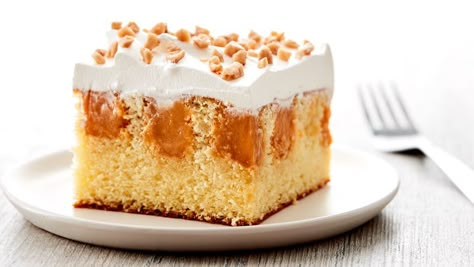 Butterscotch Poke Cake - Classic butterscotch flavor with a twist! A buttery yellow cake poked with sweet butterscotch pudding and topped with whipped topping and toffee. Cookies Butterscotch, Butterscotch Desserts, Do Nothing Cake, Butterscotch Recipes, Cake Poke, Butterscotch Caramel, 5 Star Recipes, Cake Mix Cakes, Strawberry Poke Cakes