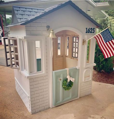 11 Must See Playhouse Makeover Ideas! - Lolly Jane Kids Playhouse Ideas, Plastic Playhouse Makeover, Little Tikes Playhouse Makeover, Diy Playhouse Makeover, Painted Playhouse, Little Tikes Makeover, Plastic Playhouse, Playhouse Makeover, Playhouse Ideas