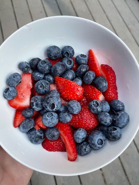 Blueberries Aesthetic, Blueberry Aesthetic, Low Fodmap Foods, Low Fodmap Fruits, Blueberries And Strawberries, Better Gut Health, Cottagecore Food, Fodmap Foods, Most Delicious Food