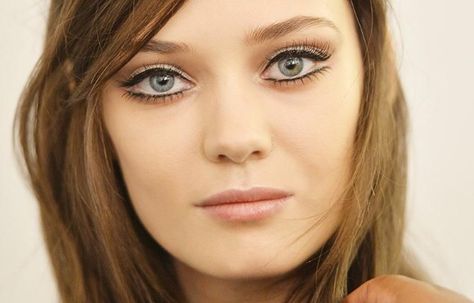 Make up Taupe Eyeshadow, Artist Makeup, Make Up Inspiration, Long Layered Haircuts, Winter Makeup, Long Hair Cuts, Liquid Eyeliner, Retro Chic, Layered Haircuts