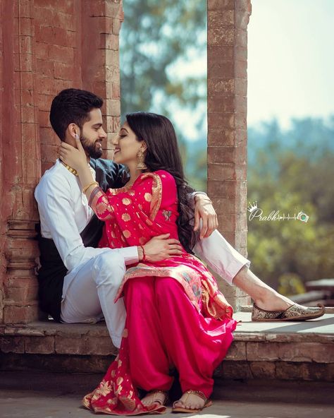 Couple photographer Pics Poses, Pre Wedding Photoshoot Props, Shooting Inspiration, Pre Wedding Photoshoot Outfit, Indian Wedding Photography Couples, Wedding Photoshoot Props, Bridal Photography Poses, Pre Wedding Photoshoot Outdoor, Indian Wedding Couple Photography