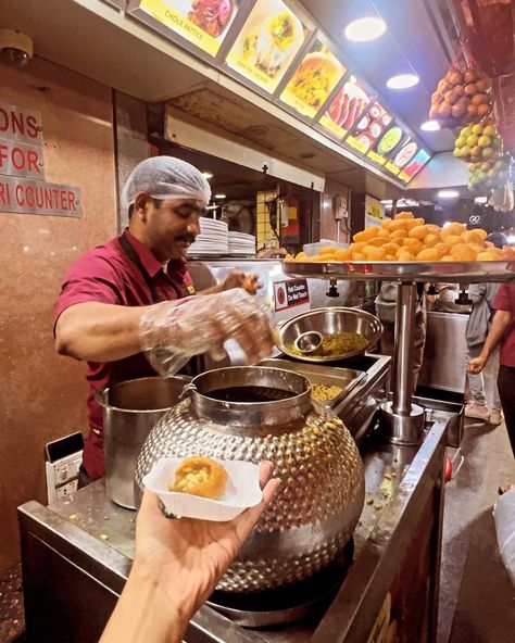 Mumbai Street Photography, Street Shopping In Mumbai, Idli Chutney, Kolkata Street Food, Chilli Cheese Toast, Streets Of Mumbai, Banarasi Street Food, Paneer Makhani, Gujarati Snacks