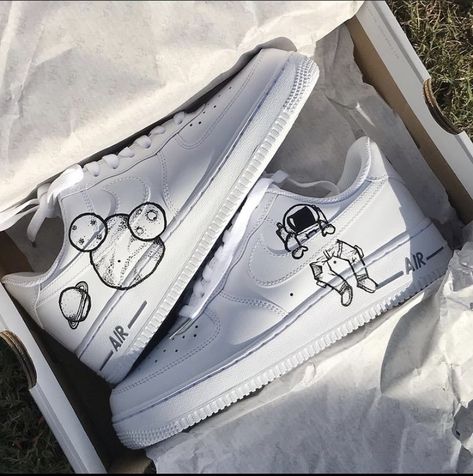 Customized Nike Shoes, Air Force 1 Custom Ideas Simple, Af1 Painting Ideas, Airforce Custom, Custom Nike, Kpop Custom Shoes, Sneaker Painting, Sneaker Painting Ideas, Shoe Designs