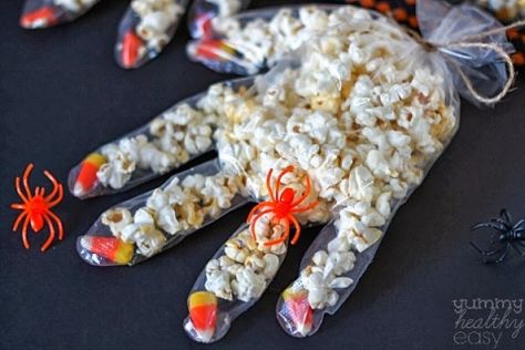 Fun Halloween craft to make with kids! Disposable gloves with candy corn fingernails, filled with popcorn. So cute! Popcorn Hands, Candy Corn Popcorn, Halloween Popcorn, Monster Hands, Halloween Party Treats, Dulces Halloween, Healthy Halloween Treats, Spooky Halloween Treats, Spooky Food