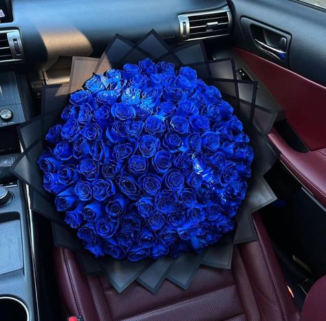 Black Flowers Bouquet, Roses Bouquet Gift, Blue Flowers Bouquet, Black Bouquet, Luxury Flower Bouquets, Flower Bouquet Diy, Flower Gift Ideas, Gift Inspo, Blue Bouquet