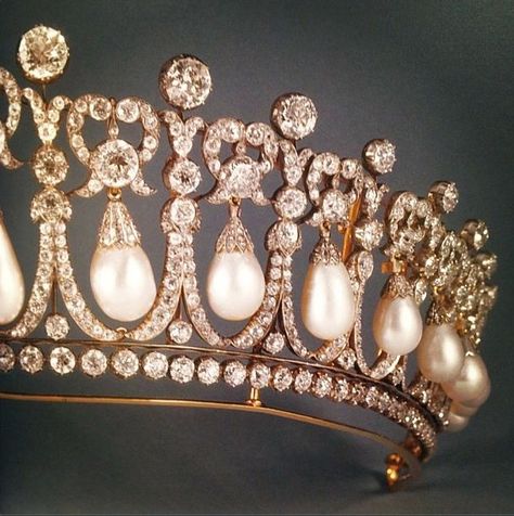 A close up of the lover's knot tiara, minus any velvet padding around the base to cushion the wearer's head Lover's Knot Tiara, Cullinan Diamond, Lovers Knot Tiara, Lovers Knot, Pearl Crown, Magnificent Jewels, Pageant Crowns, Pearl Tiara, Beautiful Tiaras