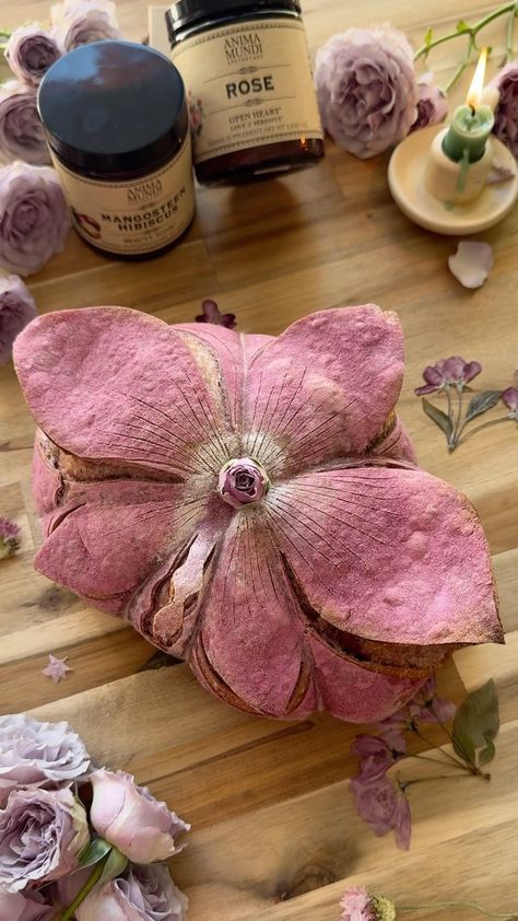 Katrina Niesen | 💐 Bouquet Sourdough 💐 This loaf is a combination of flavors, nourishing ingredients, and flowers that I love. Literally. 🥰🫶🏼 Here’s… | Instagram Sweet Bread Ideas, Bread Bouquet, Sourdough Bread Flavors, Aesthetic Bread, Pretty Baking, Flower Bread, Sweet Potato Powder, Thai Rice, Purple Sweet Potato