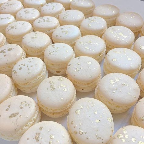 Ivory & Gold macarons with White Chocolate Champagne Ganache 🥂 Champagne Ganache, Macaroon Wedding, Macaroon Favors, Wedding Macaron, Beautiful Macarons, White And Gold Cake, Cake With Macarons, Macaroon Wedding Cakes, Sisterhood Round