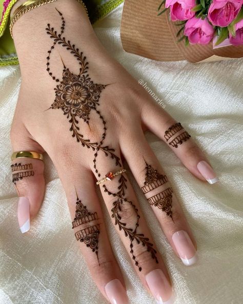 #hennadesigns #henna #hennaart #hennaartist #hennatattoo #mehndi #hennalove #hennadesign #hennainspire #hennawedding #mehendi #hennainspiration #bridalhenna #hennafun #hennainspo #art #mehndidesigns #mehandi #mehndiartist #hennasimple #hennartist #mehendidesign #mehndidesign #hennalookbook #whitehenna #wedding #mehndiart #bridalmehndi #hennapengantin #hennamurah Inside Mehndi Designs, Wedding Guest Henna, Henna Designs Inside Hand, Henna Fun, Henna Pen, Henna Tutorial, Henna Wedding, Simple Mehndi Designs Fingers, White Henna