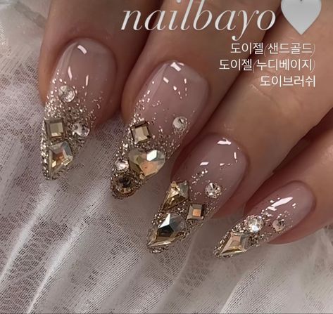 Gold Stones On Nails, Gold Rhinestones On Nails, Nails Gold Rhinestones, Cristal Nails, Gold Nail Jewels, Champagne Rhinestone Nails, Buchonas Nails, Lux Nails, Asian Nails