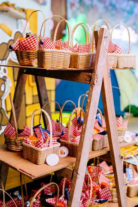 Picnic Basket Party Favors, Picnic Basket Favors, Picnic Basket Centerpiece Ideas, Stuffed Animal Picnic Birthday Party, Picnic Party Favors For Adults, Colorful Picnic Party, Toddler Picnic Birthday Party, Kids Picnic Birthday Party, Masha And Bear Birthday Party Ideas