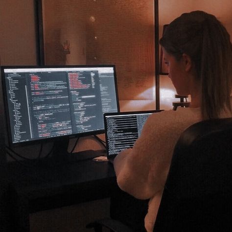 Programmer Girl, Computer Science Women, Coder Girl, Computer Science Major, Old Software, Pc Photo, Tech Girl, Tech Aesthetic, Career Vision Board