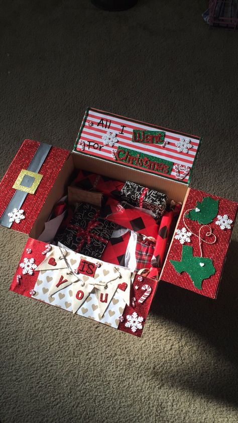 Christmas Box Ideas Care Packages, Christmas Care Package Ideas Friends, Stockings Ideas Christmas, Christmas Box Boyfriend, Christmas Care Package For Family, Christmas Boxes For Boyfriend, Gift Box For Boyfriend Christmas, Christmas Care Package For Boyfriend, Christmas Gift Box For Boyfriend