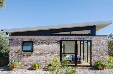 Fundamental House Modern Brick House, Skillion Roof, Flat Roof House, Recycled Brick, Splashback Tiles, Studios Architecture, Brick Exterior House, Timber Deck, Granny Flat