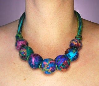 Lego Crochet, Felting Jewelry, Tovad Ull, Yarn Scraps, Wool Necklace, Felt Yarn, Yarn Necklace, Fiber Art Jewelry, Felt Necklace