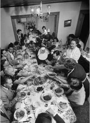 Is it Easter,Thanksgiving or Christmas...or just another Sunday with the family. Family Having Dinner, Vintage Foto's, Italian Family, Italian Life, Italian Heritage, Italian Dinner, San Francesco, Joke Of The Day, Vintage Italy