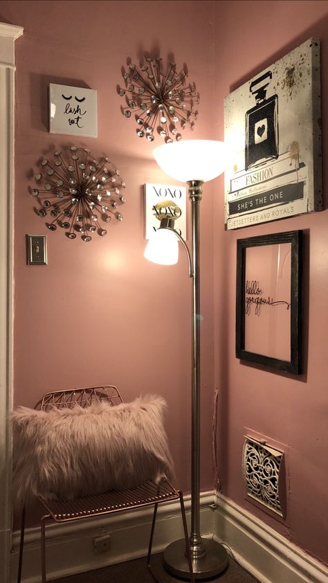 Glam Corner Decor, Pink And Gold Glam Room, Dusty Pink And Gold Bedroom, Glam Room Wall Decor, Rose Gold Paint Colors For Walls, Rose Gold Accent Wall, Rose Gold Wall Paint, Gold Mirror Decor, Rose Gold Room