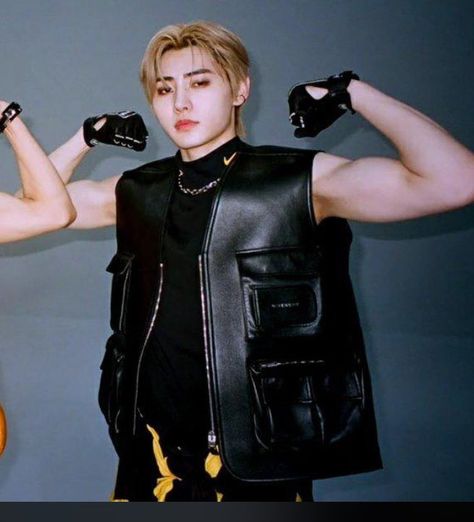 Sunghoon Flexing Biceps, Sunghoon Biceps, Kpop Fashion Men, Flexing Biceps, Purple Highlights, Hot Abs, Park Sunghoon, Enhypen Sunghoon