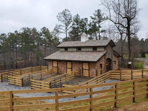 Horse Stables Design Exterior, Small Horse Stable Design, Small Horse Farm Layout, Diy Horse Barn Ideas, 4 Stall Horse Barn Plans, Horse Barn Interior, Small Horse Farm, Horse Barn Ideas, Simple Horse Barns